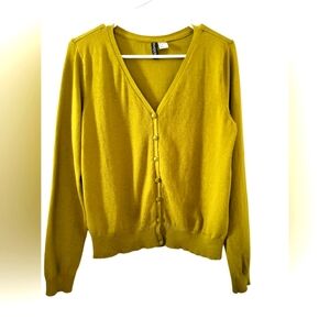 Divided by H&M Olive green V-neck button front cardigan. Misses Size M.